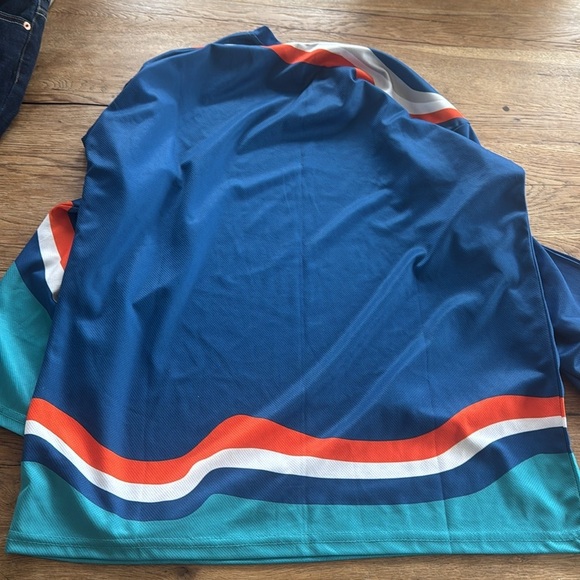 NEW YORK ISLANDERS Coyote Promotion Fisherman Wave Jersey Men’s Size Small - Picture 6 of 6